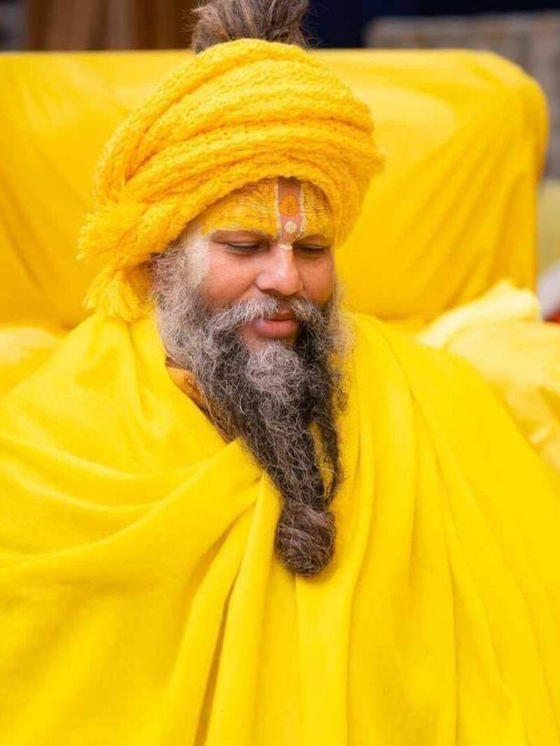 premanand-maharaj-social-media-fame-radharani-devotee-yellow-clothing