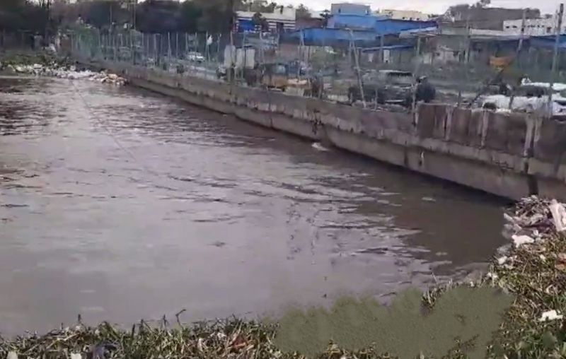 Police closed bibinagar-pochampally road due to Musi flood in Yadadri bhuvanagiri district lns