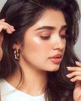 ఊరించే లిప్స్ తో కలవరపెడుతున్న కృతి శెట్టి.. నిషా కళ్లతో కుర్రాళ్లకు మత్తెక్కించేలా చూస్తున్న బేబమ్మ