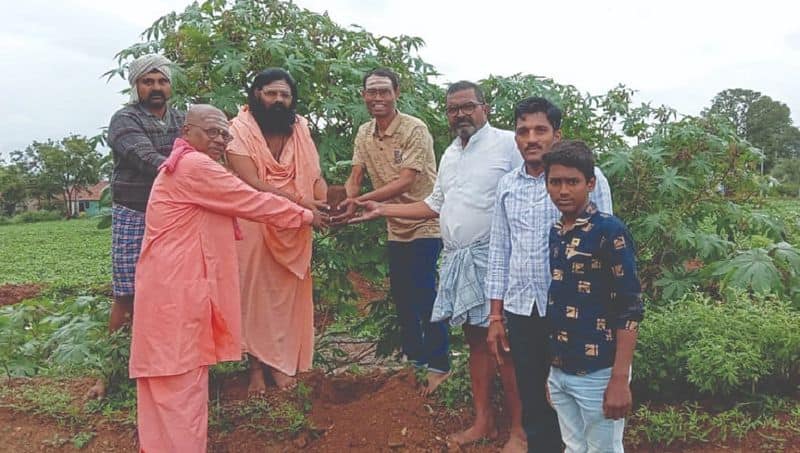 Veeresh Basayya Hiremath completed 1 lakh bael tree campaign at belagavi gvd