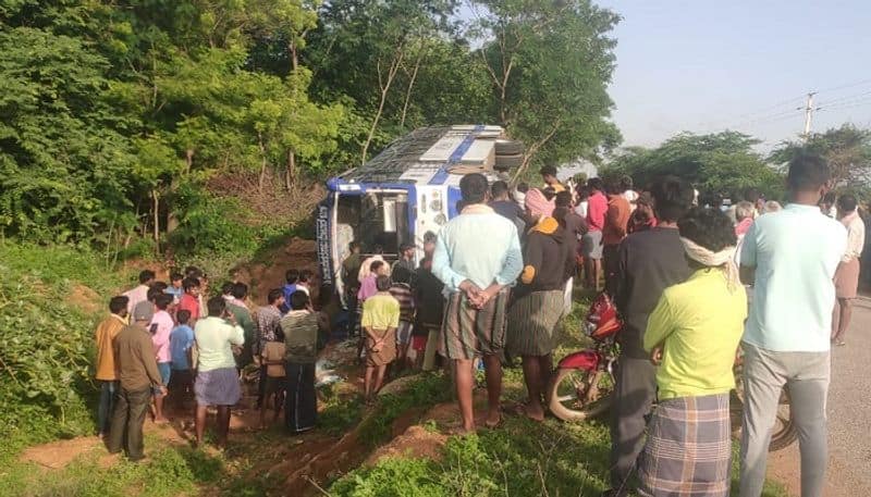 Private Bus Overturn at Challakere in Chitradurga grg 