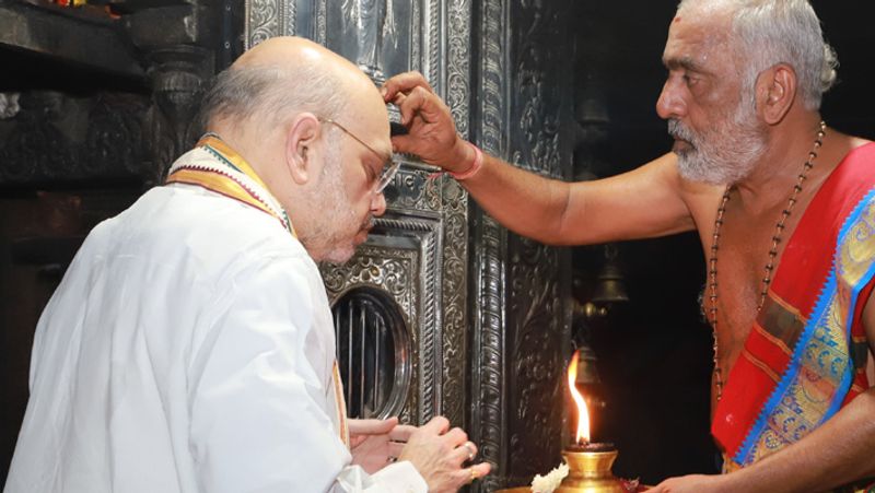 Union home minister Amit shah family offer prayer in rameswaram temple