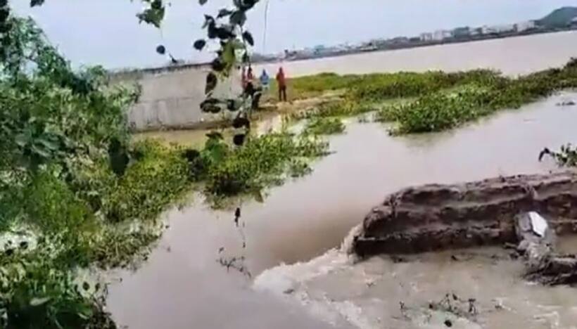 వరంగల్ భద్రకాళి చెరువుకు గండి.. భయాందోళనలో స్థానికులు..
