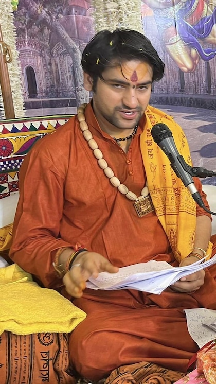 <p>कुछ लोग मानते हैं कि ठठरी का अर्थ है मरना। पंडित धीरेंद्र शास्त्री अपने प्रवचन में ये बता चुके हैं कि ठठरी का अर्थ है अर्थी, जिस पर शव को रखकर अंतिम यात्रा पर ले जाया जाता है। </p>
