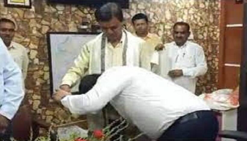  బంట్రోతు కాళ్లు మొక్కి ఆశీర్వాదం తీసుకున్న తెలుగు ఐఏఎస్ ఆఫీసర్..  తండ్రిని గుర్తుచేసుకొని భావోద్వేగం..