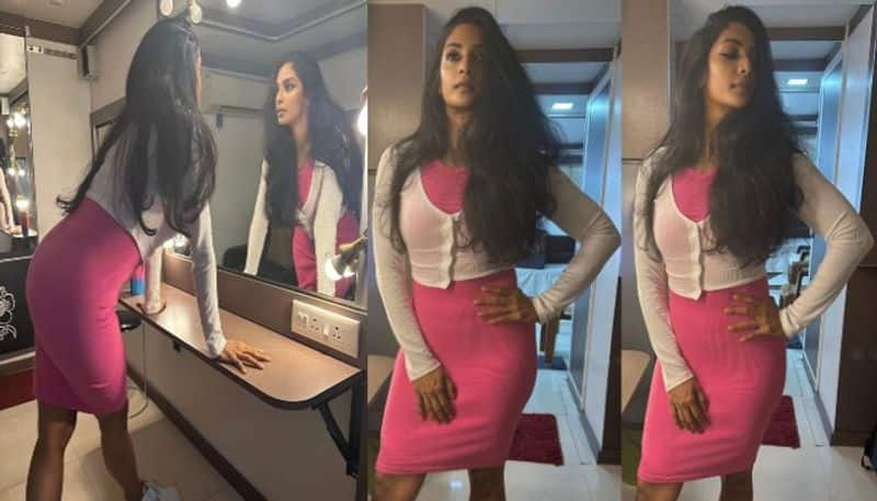 Salaar Actress  Sriya Reddy mesmerizing with her stunning mirror Selfies NSK