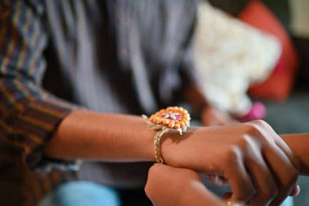 raksha bandhan 2023 : be sure to pay attention to the direction while tying rakhi rsl