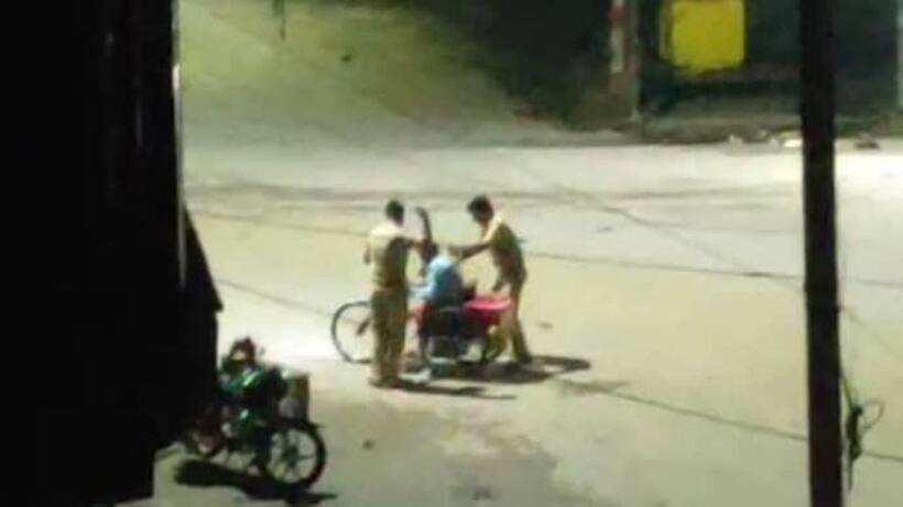 తాగేందుకు నీళ్లు అడిగాడని.. వికలాంగుడిపై దాడి చేసిన జవాన్లు.. వీడియో వైరల్
