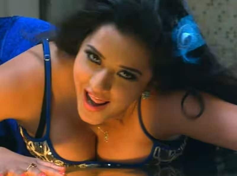 Monalisa SEXY video: Bhojpuri actress, Nirahua's BOLD song 'Saiyan Bahute Khiladi' goes viral-WATCH RBA