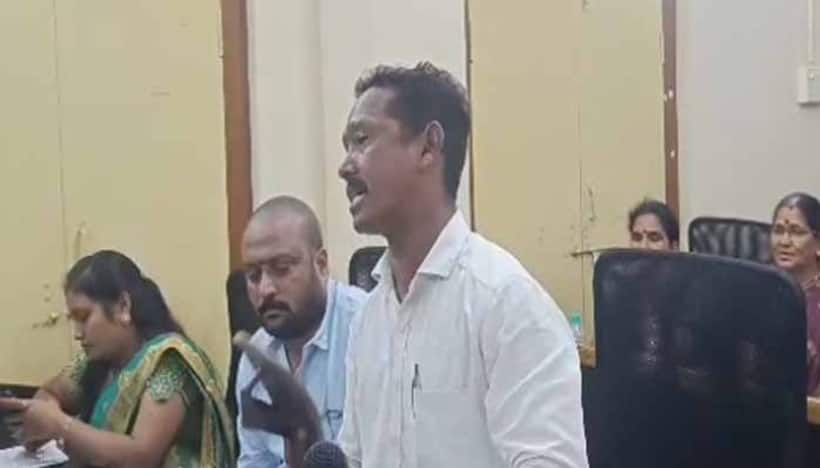 నర్సీపట్నం మున్సిపల్ కౌన్సిల్ సమావేశంలో గందరగోళం: చెప్పుతో కొట్టుకున్న టీడీపీ కౌన్సిలర్