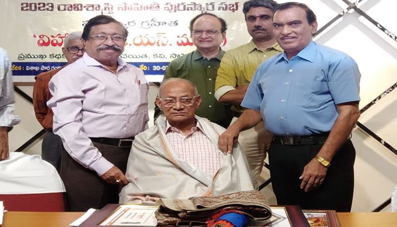 Ravi Shastri Literary Award given to poet and writer Vihari - bsb - opk