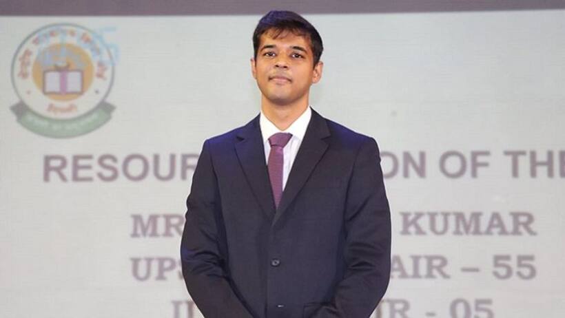 UPSC क्रैक करना था इसलिए छोड़ दी 29 लाख की जॉब, पढ़ें झारखंड के IAS उत्कर्ष कुमार की कहानी