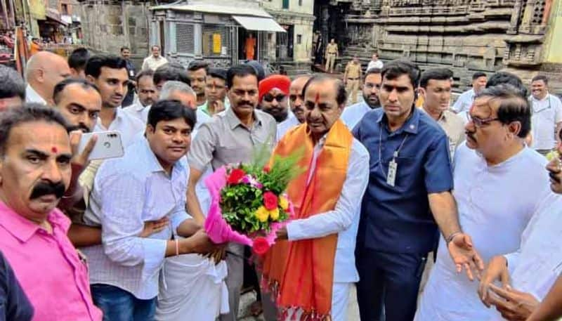 Telangana CM KCR Offers Special Prayers at Mahalaxmi ambabai Temple in Kolhapur lns