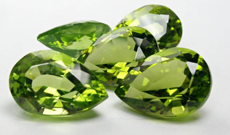 People born in the month of August wear this gemstone to increase their income