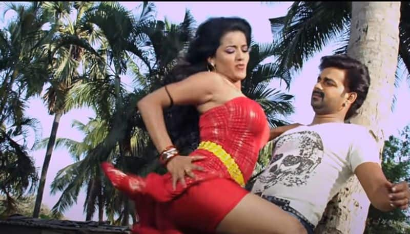 Bhojpuri SEXY video: Monalisa flaunts her cleavage, shows off BOLD moves in 'Jag Hai Pa Jata' song-WATCH RBA