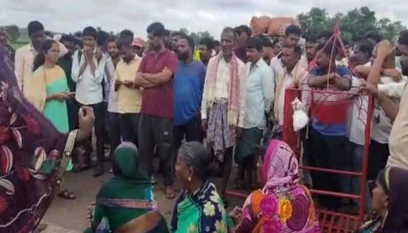 Villagers Held Protest For Cemetery in Bagalkot grg 