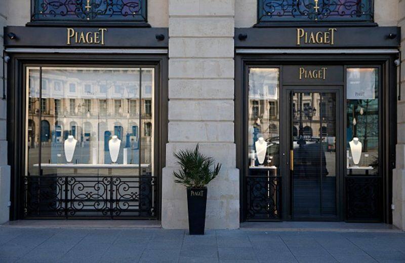 Daring daylight heist: Armed gang robs luxury jewellery store Piaget of millions in Paris snt