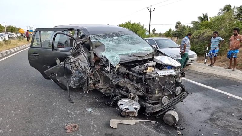 5 persons highly injured in tirupur car accident