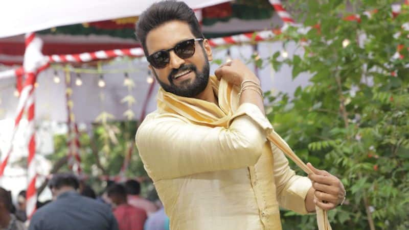 santhanam next movie with vignesh shivan and cool suresh produced by madurai anbu gan