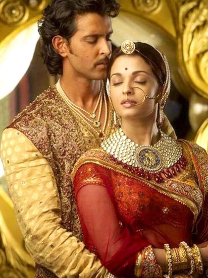 <p>इस हिट फिल्म के प्रोडक्शन डिजाइनर नितिन देसाई थे। आशुतोष गोवारिकर ने इसे निर्देशित किया है और ऋतिक रोशन संग ऐश्वर्या राय ने इसमें मुख्य भूमिका निभाई है। </p>
