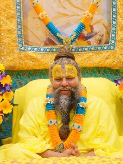 <p>अगर आप प्रेमानंद महाराज से मिलना चाहते हैं, तो आपको उनके आश्रम, जो ISKCON मंदिर के पास स्थित है, रात करीब 2:30 बजे पहुंचना होगा।</p>
