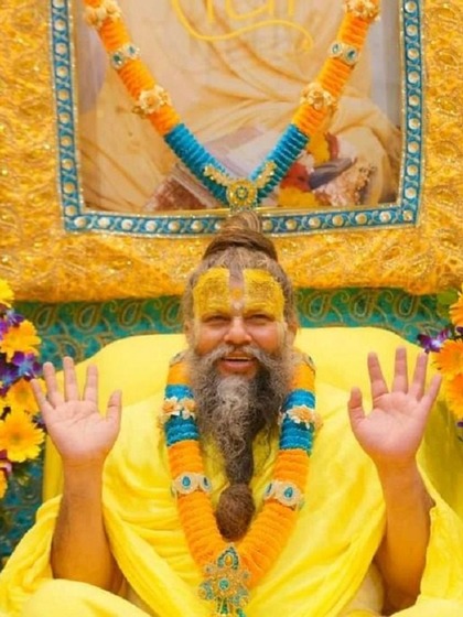 <p>प्रेमानंद महाराज कहते हैं कि भक्ति केवल बाहरी चिन्हों, जैसे तिलक लगाना या कंठी बांधना, तक सीमित नहीं है। असली भक्ति का मतलब है आंतरिक श्रद्धा और समर्पण।<br />
 </p>
