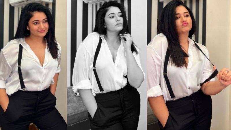 Tamil cinema Actress Poonam Bajwa Mirror clicks viral