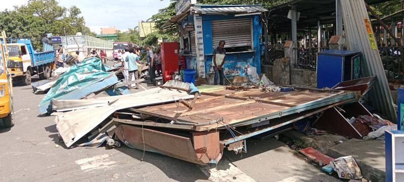 25 shops demolished by corporation workers with the help of police officers in coimbatore who occupied public place in gandhipuram bus stand