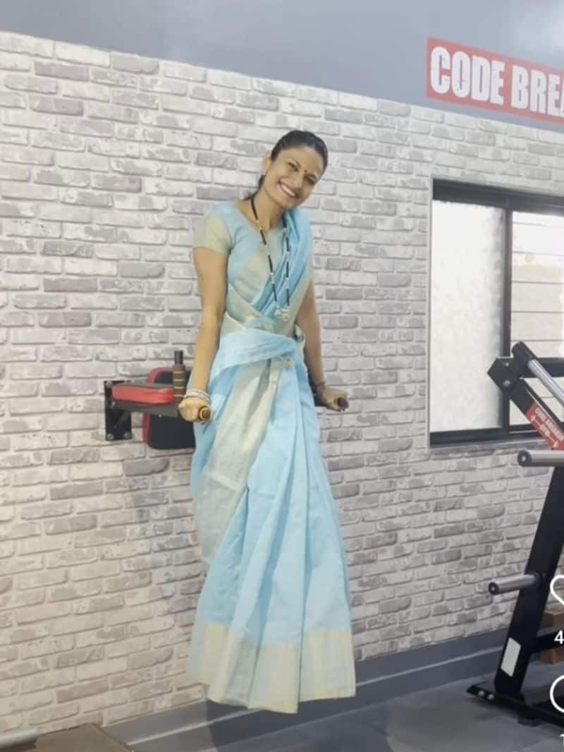 pune ayurvaeda doctor sharvari inamdar power lifting champion work out in saree ZKAMN