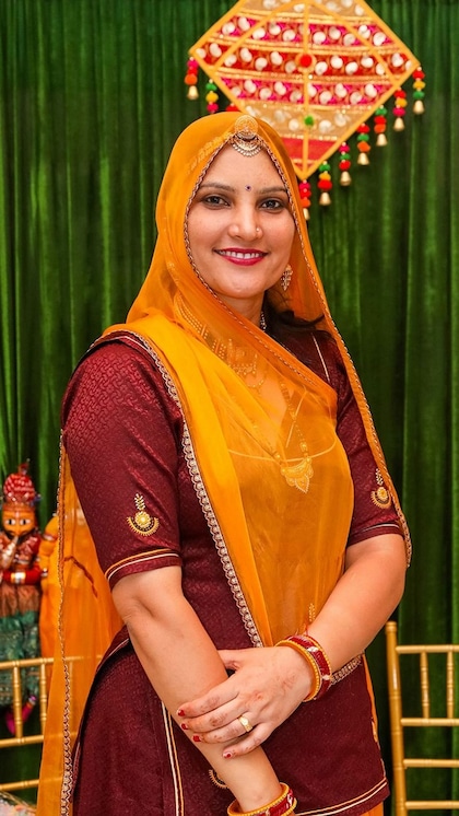 <p>राजस्थान के बाड़मेर जिले के एक छोटे से गांव की रहने वाली रूमा देवी 8वीं पास हैं। गरीबी में परिवरिश हुई। </p>

