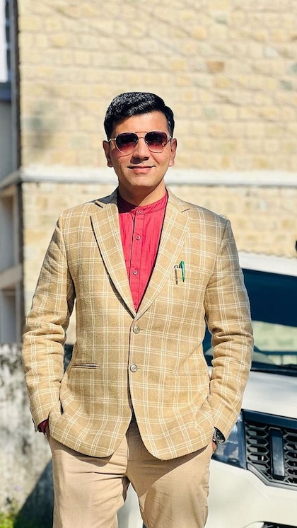<p>हरियाणा के सिरसा जिले के रहने वाले विजय वर्धन अपने गृहनगर में शुरुआती पढ़ाई के बाद हायर स्टडीज़ के लिये हिसार चले गए।</p>
