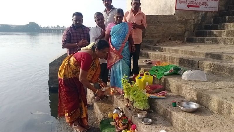 more than thousand people take a bath in bhavani river for aadi 18 in erode district