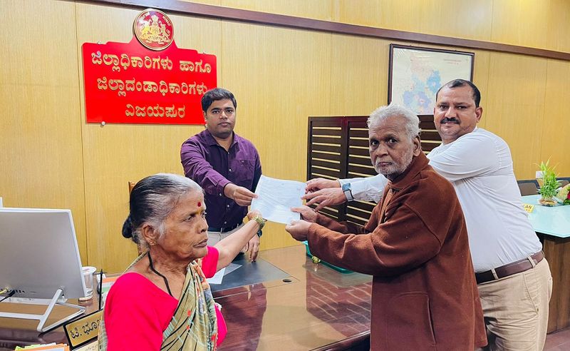 Vijayapura DC Sanctioned old age pension to an elderly couple within an hour gvd