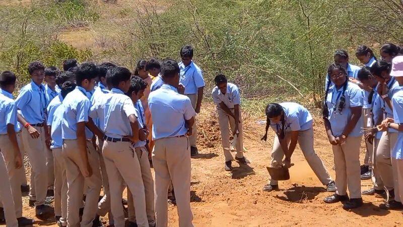 a private school students did a cleaning work into pond in theni district