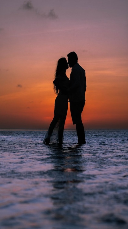 <p>एंजेलिन फ्रांसिस खू मलेशिया के अमाीर बिजनेसमैन खू के पेंग की बेटी हैं। 2008 में खू को एक मीडिल क्लास लड़के जेदीदाह से प्यार हो गया।</p>

