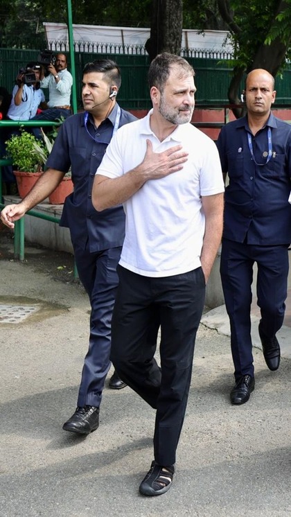 <p>मोदी सरनेम मामले में राहुल गांधी को राहत मिली है। सुप्रीम कोर्ट ने राहुल गांधी को सुनाई गई सजा पर रोक लगा दी है। <br />
 </p>
