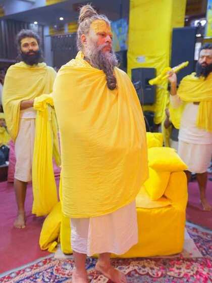 <p>युवक ने महाराज जी से पूछा कि क्या मोबाइल पर सत्संग सुनने से भगवान मोबाइल पर ही मिल सकते हैं क्या?</p>
