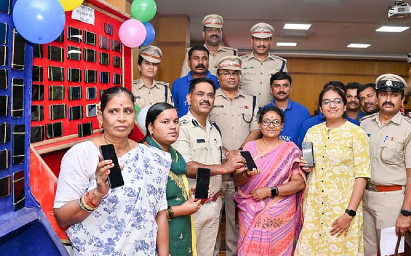 mobile worth 30 lakh found distribution of mobiles to heirs led by mysuru commissioner gvd