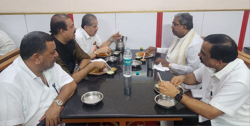 CM Siddaramaiah Enjoyed Dose At MTR Hotel Bengaluru gvd