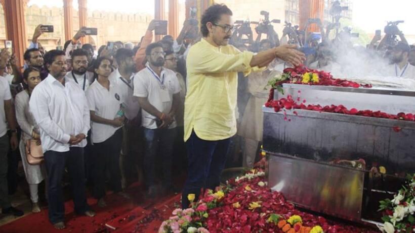 नितिन देसाई के अंतिम संस्कार में भावुक हुए आमिर खान, बोले  काश! ख़ुदकुशी की बजाय उन्होंने मदद मांगी होती