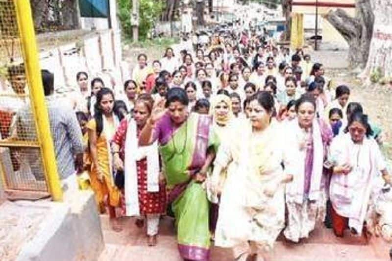 Womens Congress climbed the steps of Chamundihill For Congress to power in state gvd