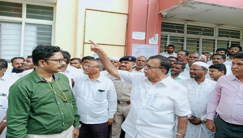 Minister Rajanna Suddenly Visited the Government Hospital at Madhugiri in Tumakuru grg