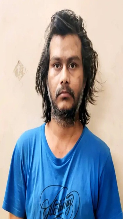 <p>झांसी में 26 वर्षीय युवक ने पबजी खेलने से रोकने पर मां-बाप की बेरहमी से हत्या कर दी। </p>

<p> </p>

<p> </p>
