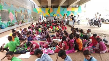 free school under the bridge run by rajesh kumar sharma in delhi yamuna bank dipo ZKAMN