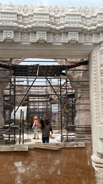 <p>मंदिर के भूतल पर पूर्व और पश्चिम दिशा में लंबाई 380 फीट है तथा उत्तर और दक्षिण दिशा में चौड़ाई 250 फीट होगी। </p>
