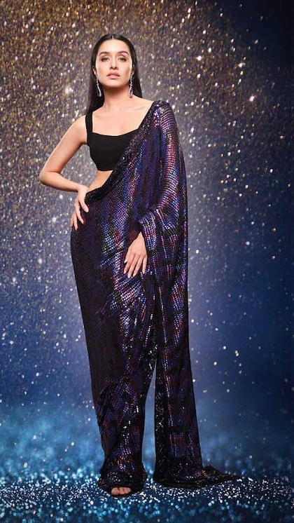 स्किनी गर्ल्स को परफेक्ट फिटिंग देंगे Shraddha Kapoor के 8 Saree Look