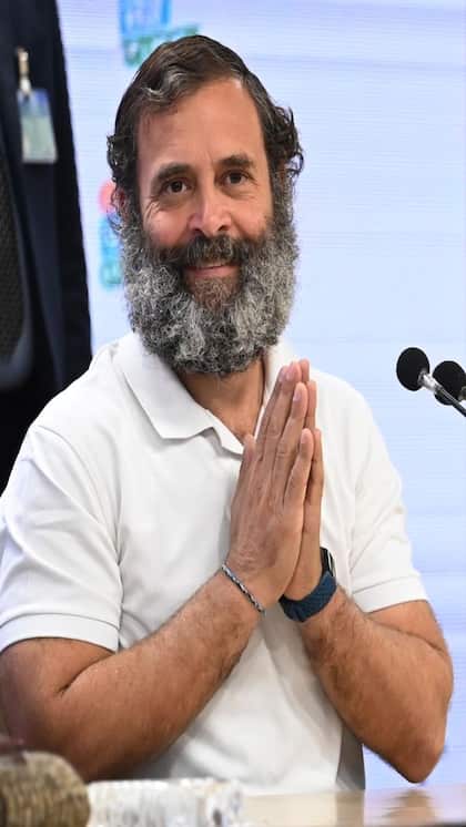 फ्लाइंग किस देने पर घिरे राहुल गांधी
