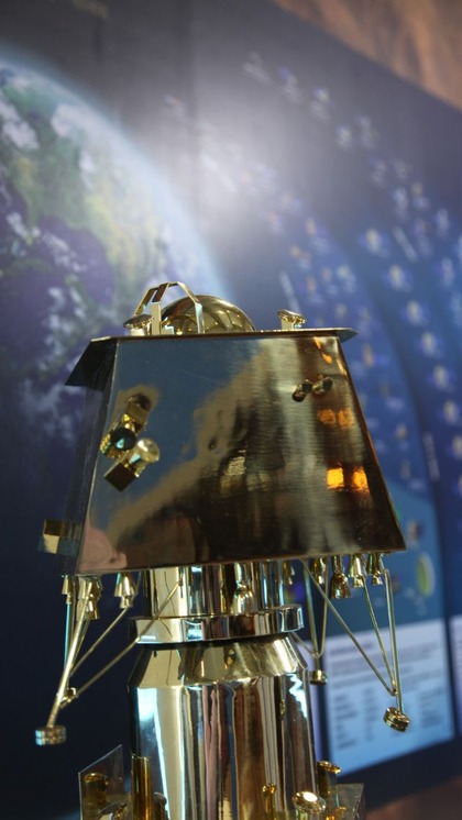 <p>ISRO द्वारा भेजा गया चंद्रयान-3 चंद्रमा की सतह के करीब पहुंच रहा है। यह अभी चंद्रमा के चक्कर लगा रहा है और धीरे-धीरे सतह की ओर बढ़ रहा है।</p>
