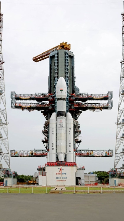 <p>इसरो ने रविवार को बताया कि रोवर के साथ लैंडर 23 अगस्त को शाम 6 बजकर 4 मिनट पर चांद की सतह पर लैंड करेगा।</p>
