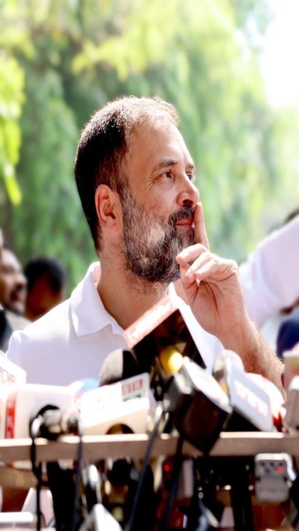 अब राहुल गांधी ने किसे दे दी फ्लाइंग KISS ?  बीजेपी हुई हमलावर